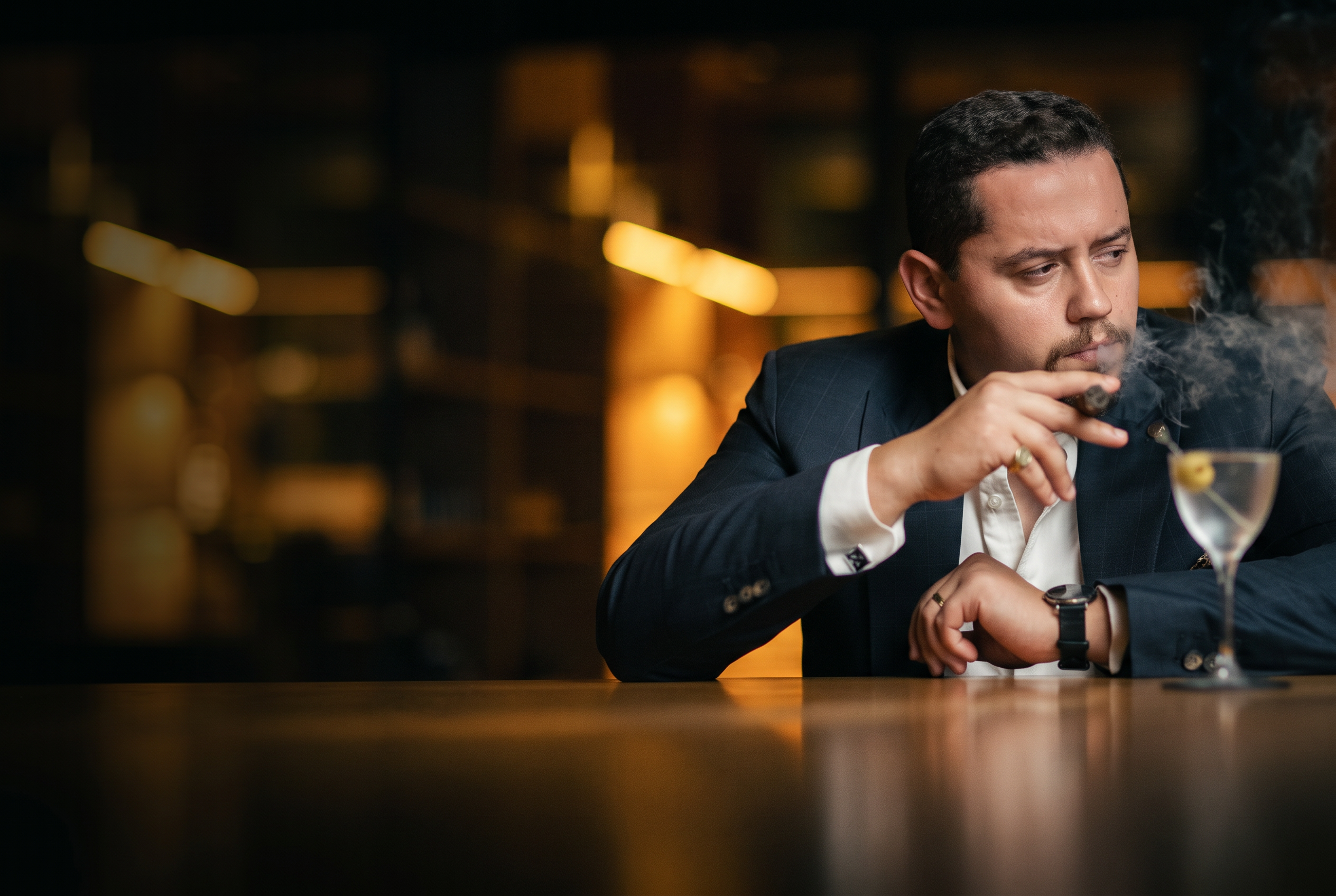 Luiz Vieira apreciando um charuto em lounge elegante